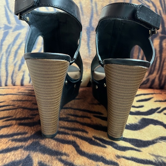 G by Guess Black/Gold Wedges size 10 New w Box - Picture 4 of 7